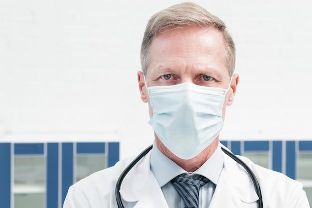 Foto médico de familia con una mascarilla