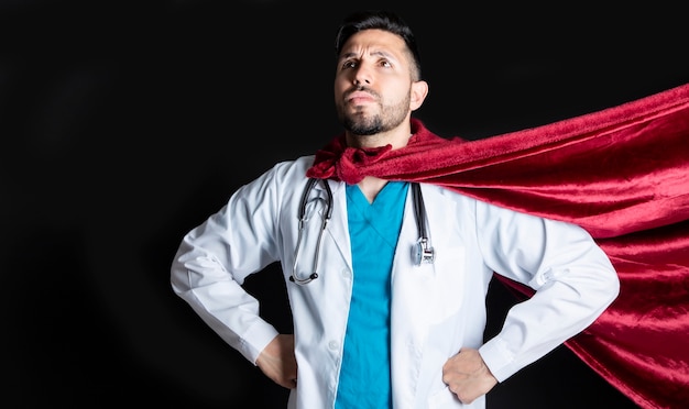 Foto médico fantástico, responsable de la lucha contra la pandemia, fondo blanco.