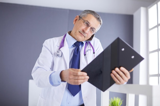 Médico faz anotações na prancheta do hospital
