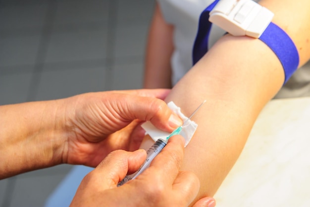 Foto médico fazendo injeção de vacinação conceito de medicina e saúde