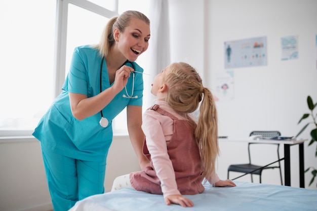 Foto médico fazendo seu trabalho em consultório de pediatria