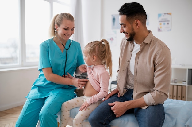 Foto médico fazendo seu trabalho em consultório de pediatria