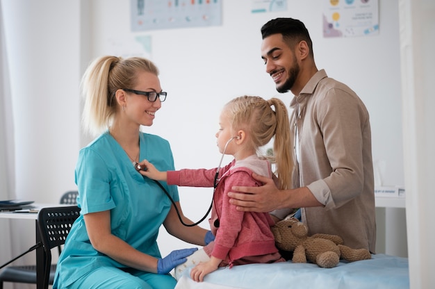 Foto médico fazendo seu trabalho em consultório de pediatria