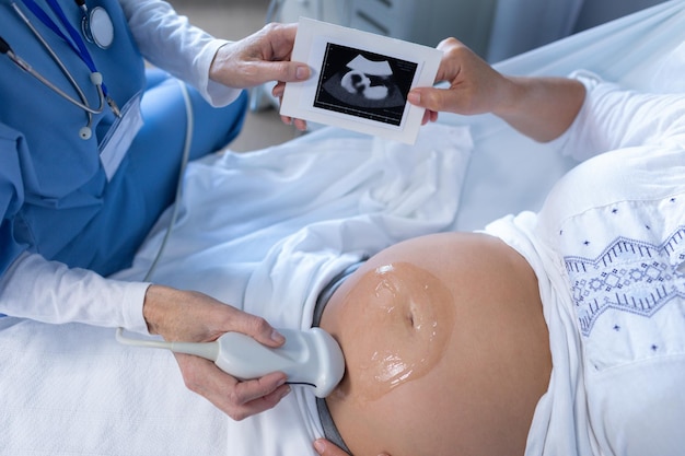 Foto médico fazendo ultrassom para mulher grávida no hospital