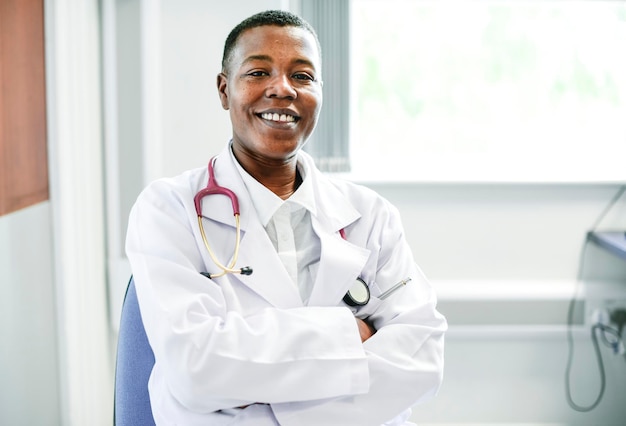 Médico feliz em um hospital