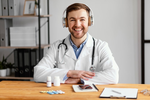 Foto médico feliz na mesa de tiro médio