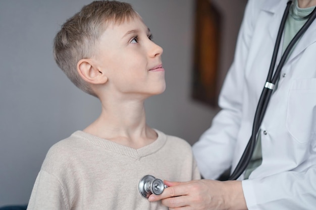 Médico y feliz niño sonriente niño paciente en casa inspección médica. Medicina, conceptos sanitarios