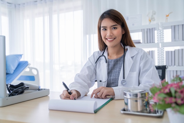 médico feminino asiático no hospital