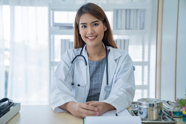 Médico feminino asiático no hospital