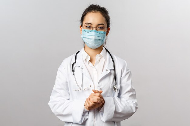 médico feminino asiático