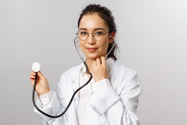 médico feminino asiático