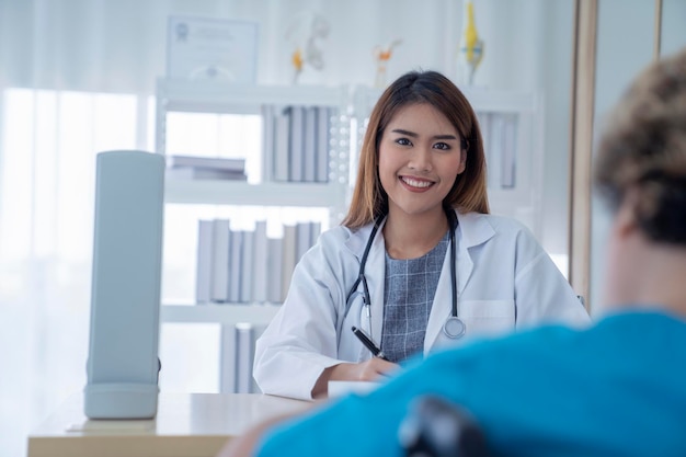 Médico feminino asiático