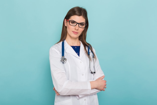 Médico feminino atraente de jaleco e óculos