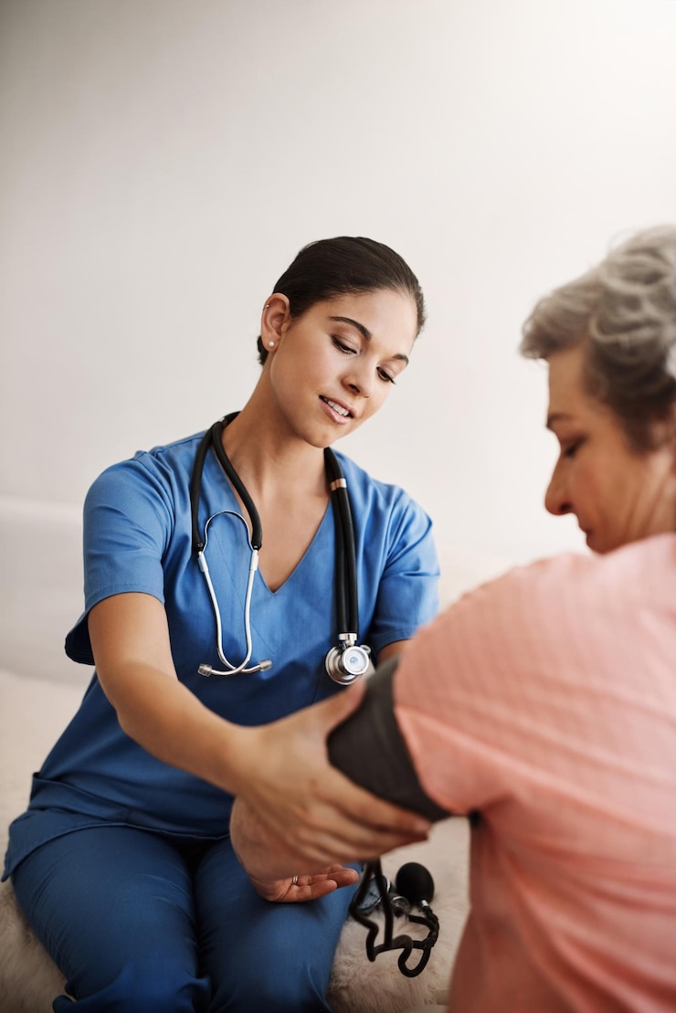 Foto médico feminino e exame de pressão arterial no hospital para cuidados de saúde frequência cardíaca ou hipertensão consulta para bem-estar médico paciente com diabetes e exame médico para verificar os resultados do pulso ou aconselhamento