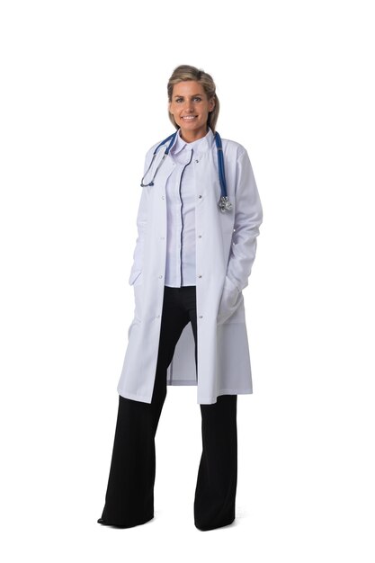 Médico feminino isolado no branco