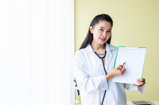 Médico feminino jovem asiático aconselhando