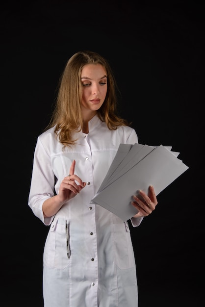 Médico feminino jovem atraente em preto