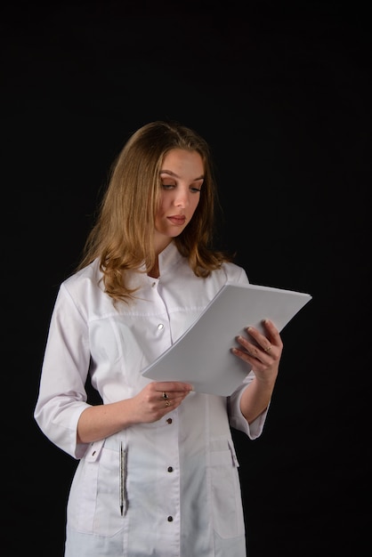 Médico feminino jovem atraente em preto