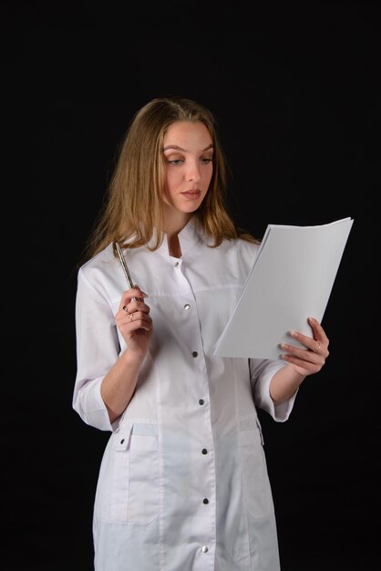 Médico feminino jovem atraente em preto