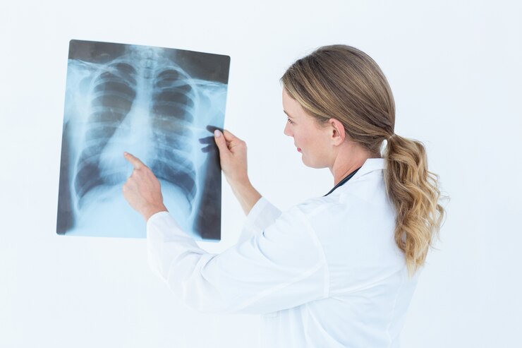 Foto médico focado olhando para o raio x