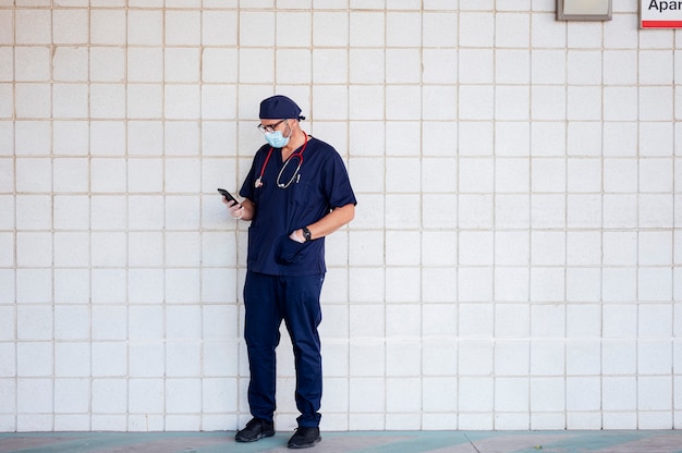 Médico fuera del hospital mediante teléfonos inteligentes.