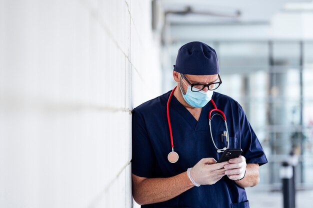 Médico fuera del hospital mediante teléfonos inteligentes.