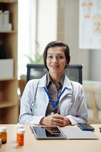 Médico general femenino sonriente