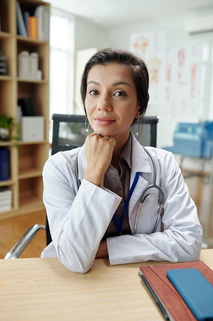 médico general femenino