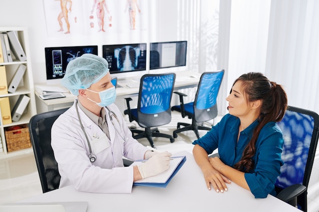 Médico general hablando con el paciente