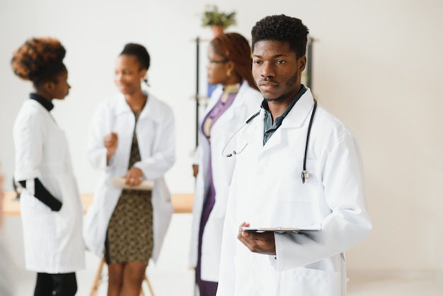 Médico generalista e médico e enfermeiro como equipe médica afro-americana no hospital