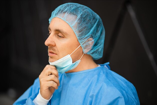 Foto médico con gorra quirúrgica y máscara