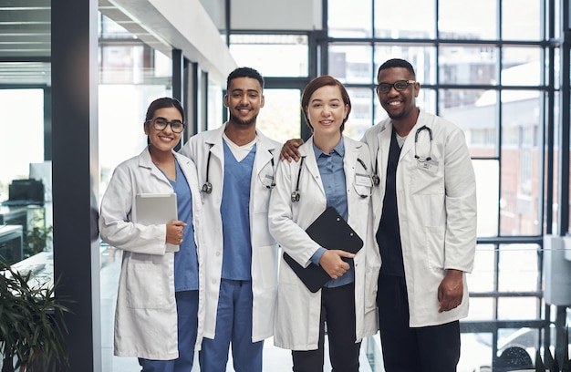 Médico de grupo y médico en el hospital para el retrato con trabajo en equipo o colaboración para el apoyo de los servicios de atención médica Personal de diversidad y especialista en cardiología con medicina para el tratamiento de bienestar