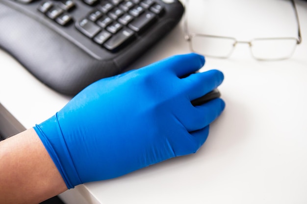 Foto un médico con guantes azules recopila rápidamente datos sobre un paciente el concepto de atención médica y el cuidado de su salud lugar de trabajo de una consulta médica en línea