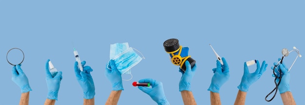 médico con guantes médicos azules protectores sosteniendo objetos en la mano. Concepto de cuarentena, pandemia, coronavirus COVID-19.