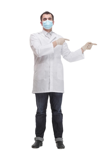 Médico con guantes protectores de látex y máscara facial vista frontal de la cara del hombre con una máscara médica