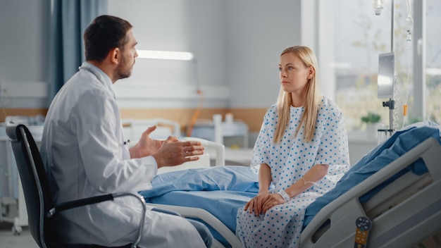 Un médico habla con un paciente en una habitación de hospital.