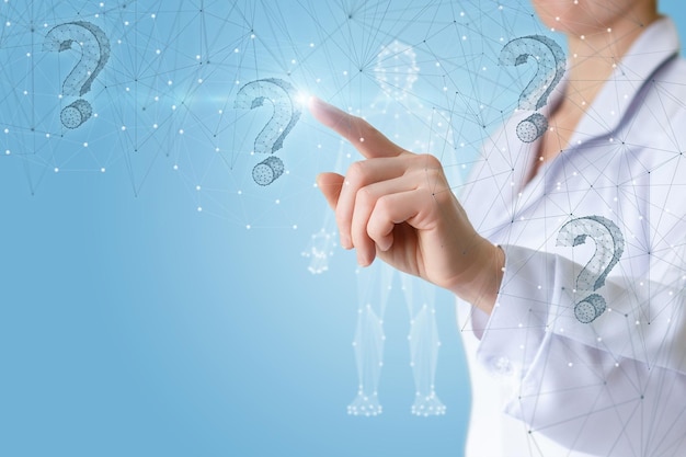 El médico hace clic en los signos de interrogación en el fondo del holograma del paciente.