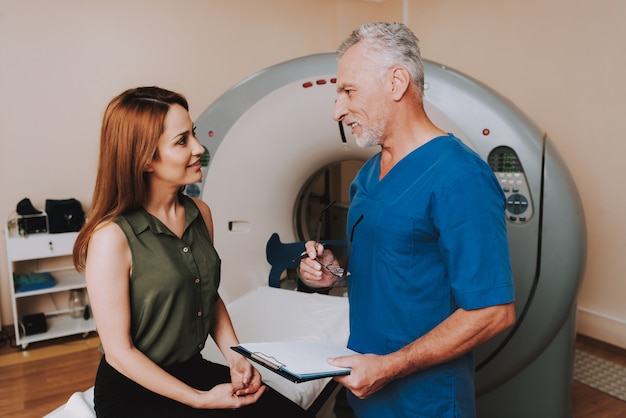 Médico hace diagnóstico para la mujer después de la resonancia magnética.