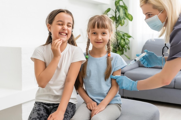 El médico hace una vacunación infantil.