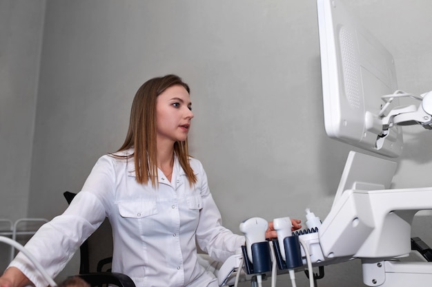 Médico haciendo un examen de ultrasonido de un paciente en la clínica