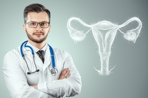 Médico y holograma del órgano femenino del útero. Reconocimiento médico, consulta de mujeres, ecografía, ginecología, obstetricia, embarazo, medicina moderna.