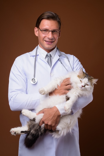 Médico hombre contra pared marrón