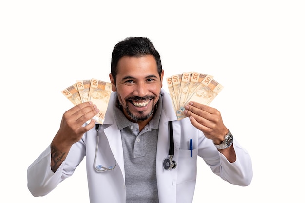 El médico hombre tiene dinero brasileño, el difunto mira la cámara, aislado de fondo blanco