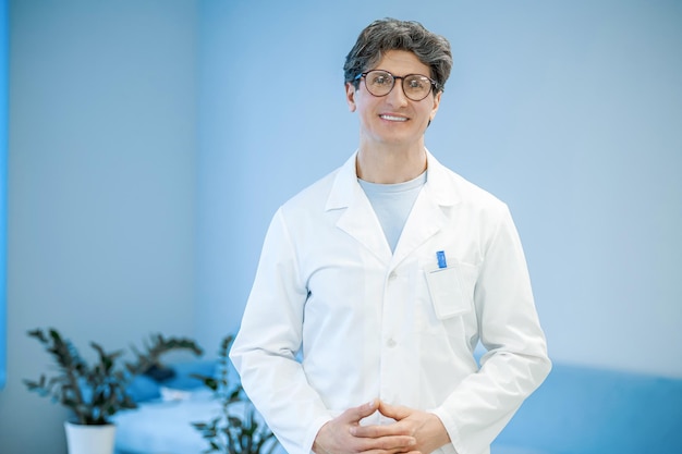 Foto médico homem confidente médico homem sorrindo e parecendo bom