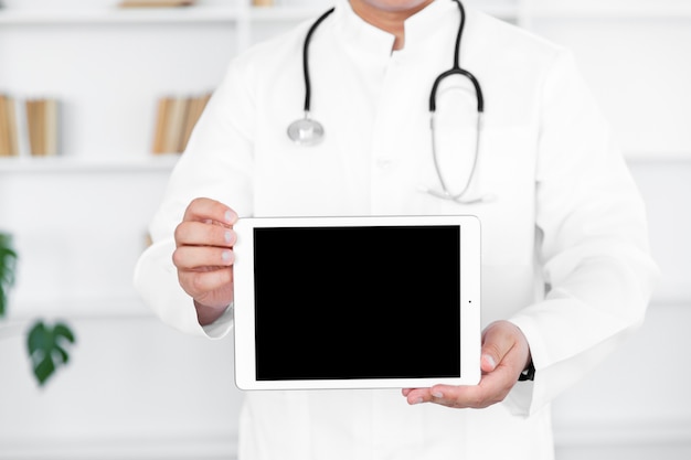 Foto médico homem mãos segurando uma foto simulada