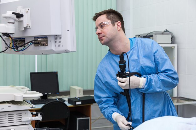 Médico homem no monitor observa os resultados da colonoscopia