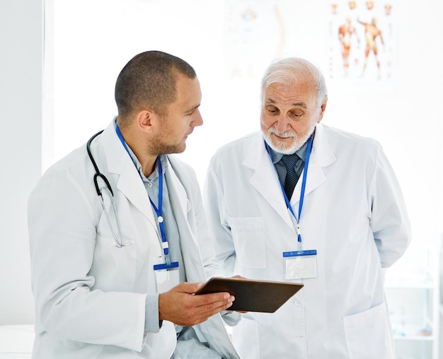 Médico hospital equipe médico saúde medicina trabalho em equipe discussão saúde clínica reunião escritório