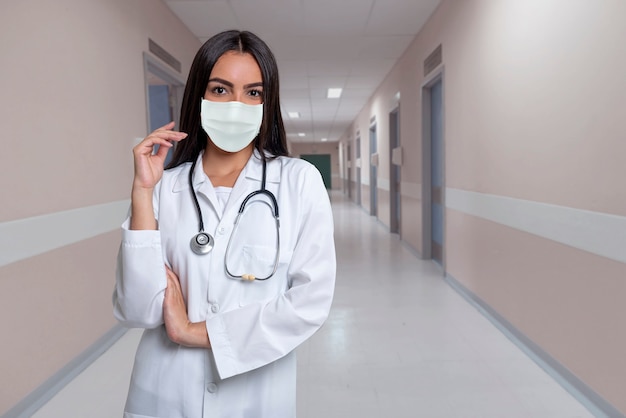 Foto médico en el hospital con máscara médica para protegerse contra la enfermedad del coronavirus 2019 o el brote global de covid-19.