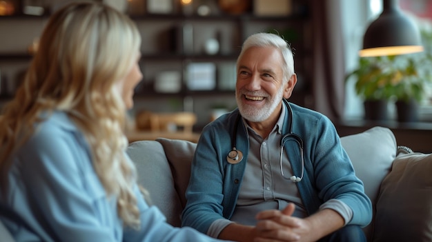 Médico idoso e paciente em conversa