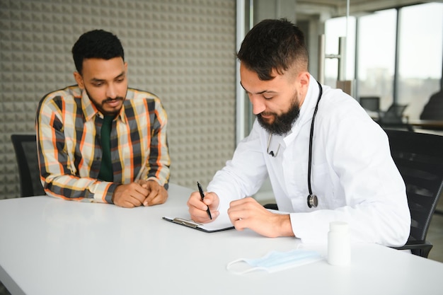 Un médico indio está siendo examinado por un médico médico árabe Concepto de salud